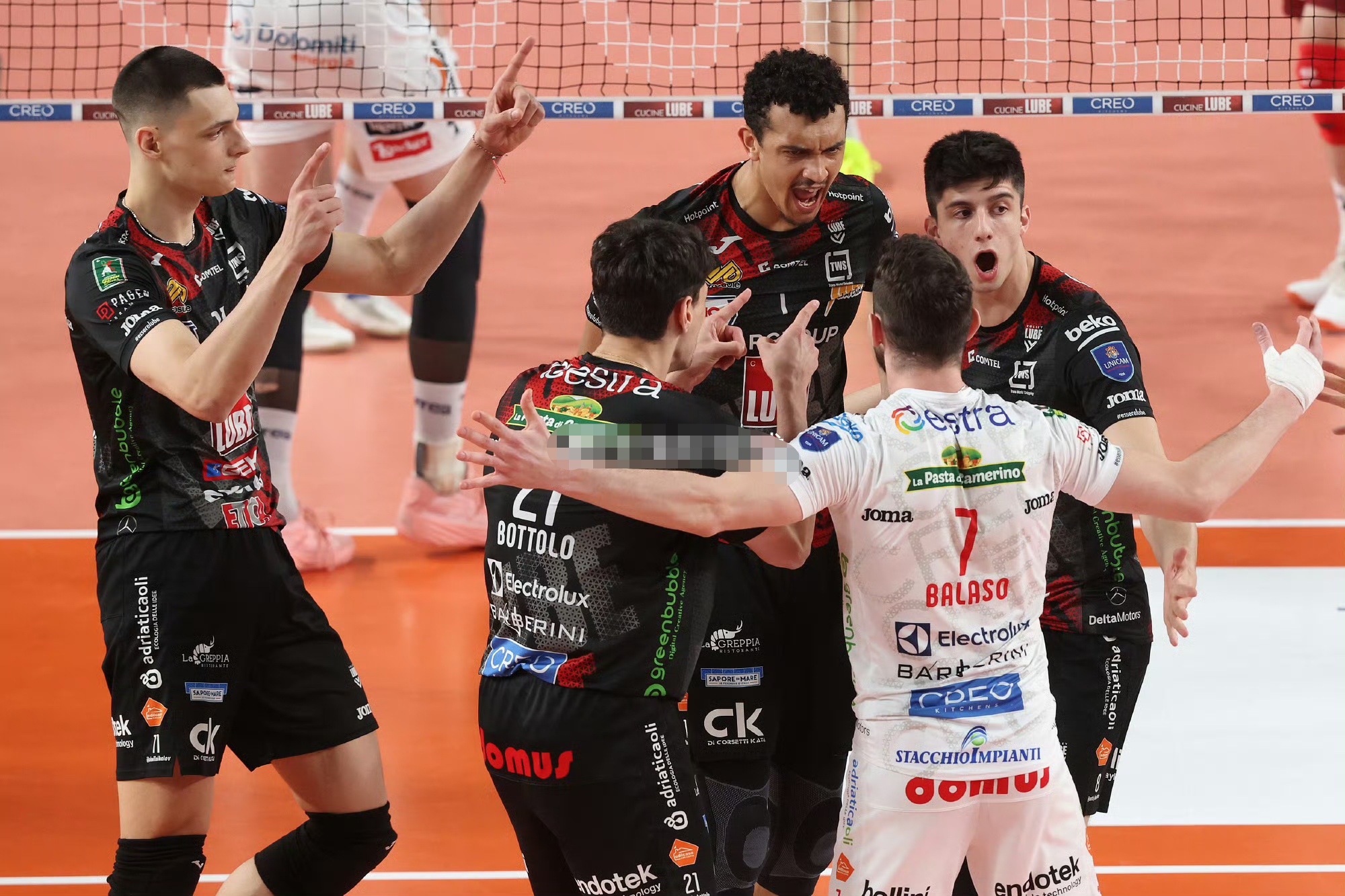 关于意大利杯今晨走向成谜，曼联临场应变，球迷炸锅，心理建设被强调的信息